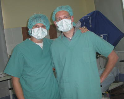 Justin og jeg fuld påklædt inden at skulle ind og se en rigtig spændende grå strær operation.