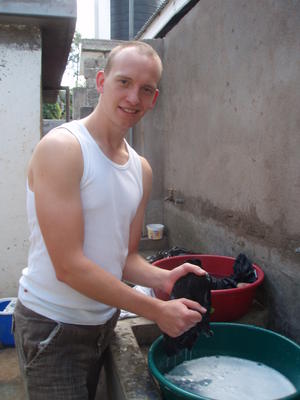 Her er jeg igang med at lære at vaske mit tøj i hånden som mange gør i Tanzania, og jeg skal hilse og sige at det tager lang tid!