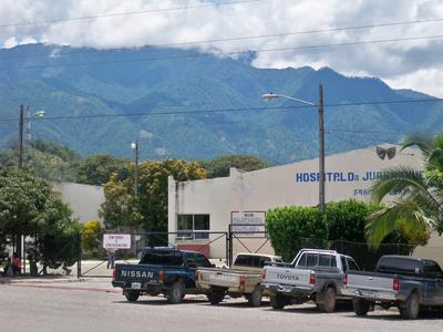 Hospitalet med Honduras højeste bjerg i baggrunden