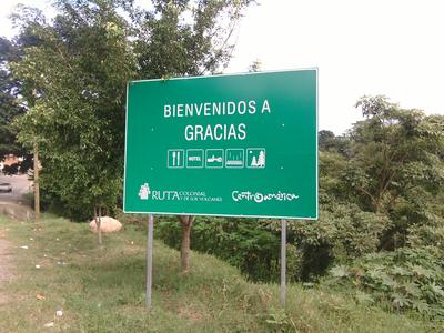 Byskiltet i Gracias byder de få turister velkommen